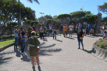 Protesta de los trabajadores del Paco Artiles y encuentro al aire libre con el alcalde en Arnao/TA.